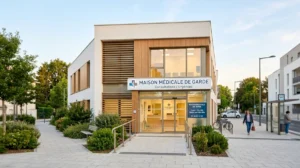 Maison médicale de garde au Mans, signalétique claire et ambiance rassurante.