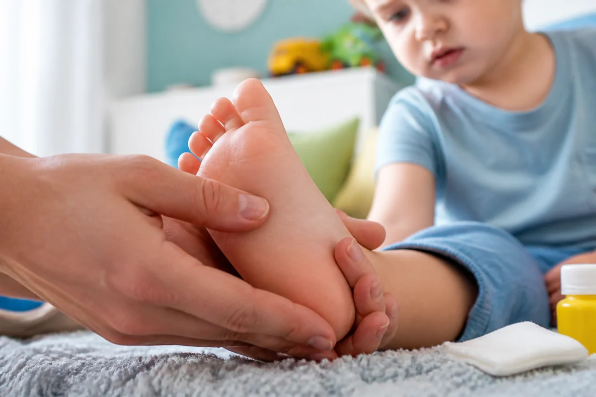 Mon fils de 3 ans a très mal au pied, est-ce normal ?